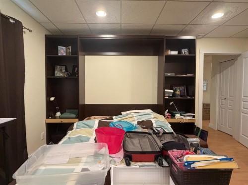 926 Newcastle Trail, Drumheller, AB - Indoor Photo Showing Bedroom