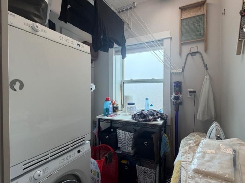 926 Newcastle Trail, Drumheller, AB - Indoor Photo Showing Laundry Room