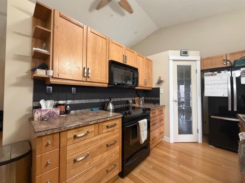926 Newcastle Trail, Drumheller, AB - Indoor Photo Showing Kitchen