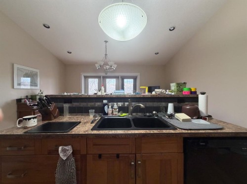 926 Newcastle Trail, Drumheller, AB - Indoor Photo Showing Kitchen With Double Sink