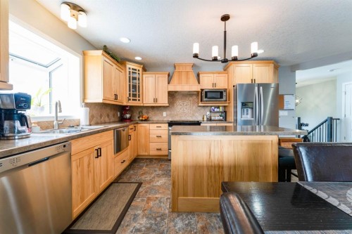 248 5 Street, Drumheller, AB - Indoor Photo Showing Kitchen