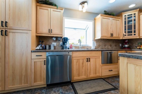 248 5 Street, Drumheller, AB - Indoor Photo Showing Kitchen