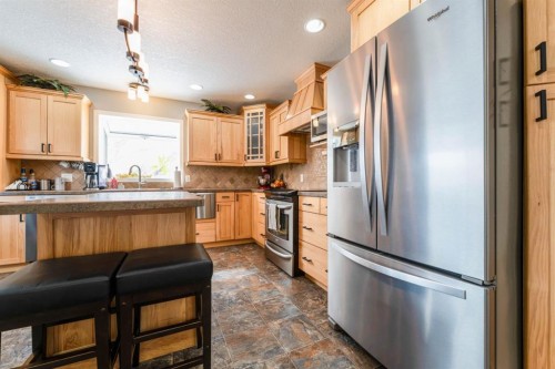 248 5 Street, Drumheller, AB - Indoor Photo Showing Kitchen