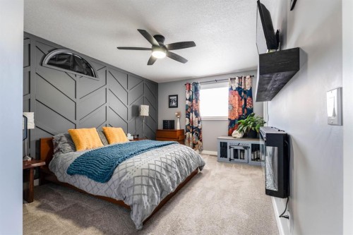 248 5 Street, Drumheller, AB - Indoor Photo Showing Bedroom