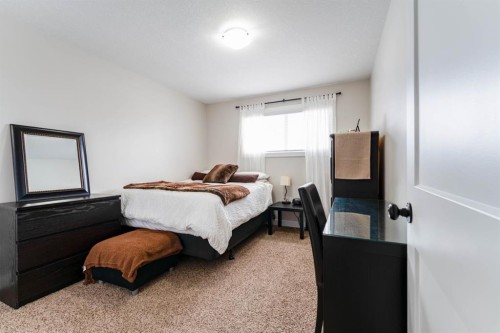 248 5 Street, Drumheller, AB - Indoor Photo Showing Bedroom