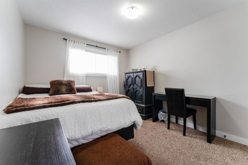 248 5 Street, Drumheller, AB - Indoor Photo Showing Bedroom