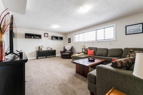 248 5 Street, Drumheller, AB - Indoor Photo Showing Living Room