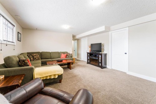 248 5 Street, Drumheller, AB - Indoor Photo Showing Living Room