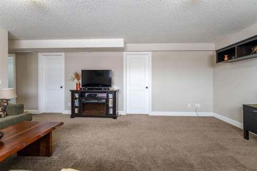 248 5 Street, Drumheller, AB - Indoor Photo Showing Living Room
