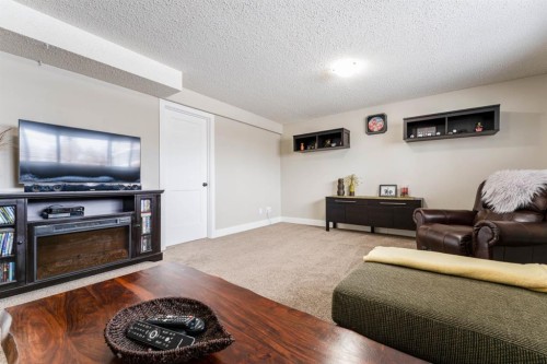248 5 Street, Drumheller, AB - Indoor Photo Showing Living Room