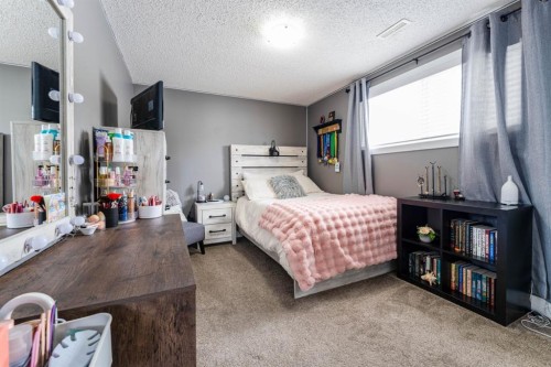248 5 Street, Drumheller, AB - Indoor Photo Showing Bedroom