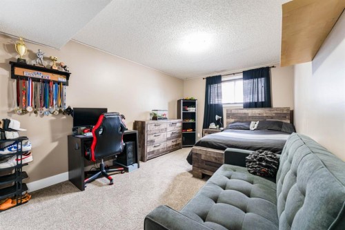 248 5 Street, Drumheller, AB - Indoor Photo Showing Bedroom