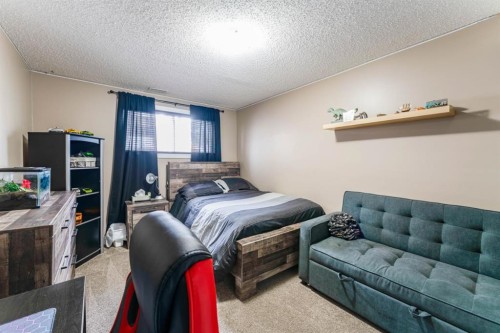 248 5 Street, Drumheller, AB - Indoor Photo Showing Bedroom