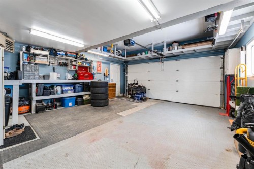 248 5 Street, Drumheller, AB - Indoor Photo Showing Garage