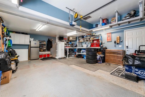 248 5 Street, Drumheller, AB - Indoor Photo Showing Garage