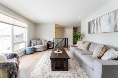 248 5 Street, Drumheller, AB - Indoor Photo Showing Living Room