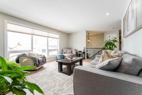 248 5 Street, Drumheller, AB - Indoor Photo Showing Living Room