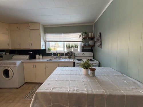 302 7 Avenue Sw, Drumheller, AB - Indoor Photo Showing Laundry Room