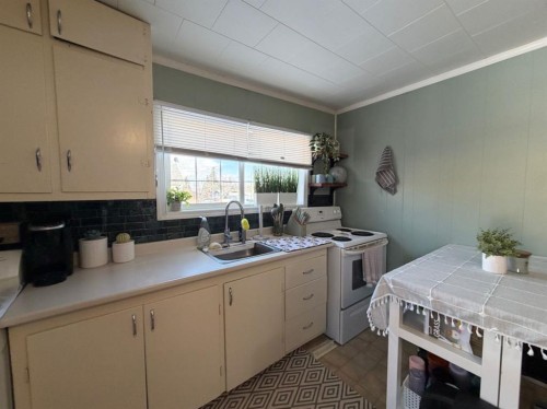 302 7 Avenue Sw, Drumheller, AB - Indoor Photo Showing Kitchen
