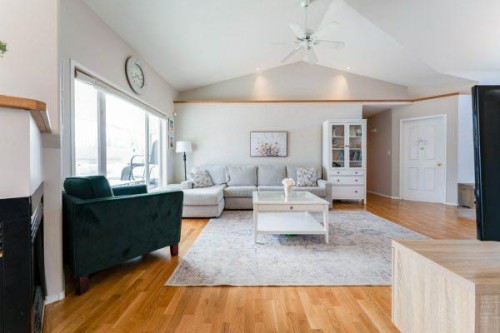 85 Michichi Drive, Drumheller, AB - Indoor Photo Showing Living Room