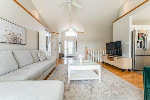 85 Michichi Drive, Drumheller, AB - Indoor Photo Showing Living Room