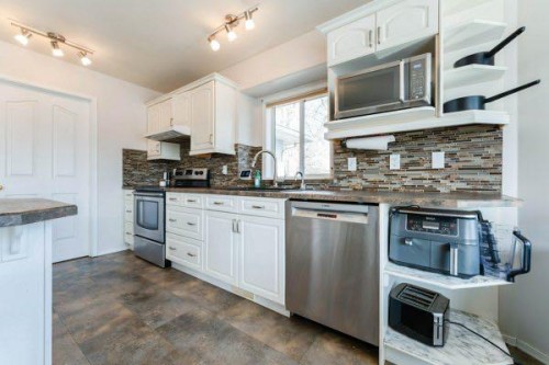 85 Michichi Drive, Drumheller, AB - Indoor Photo Showing Kitchen With Upgraded Kitchen