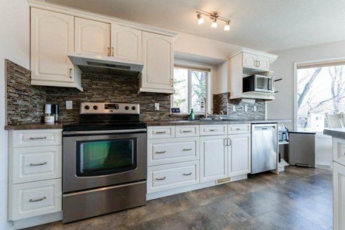 85 Michichi Drive, Drumheller, AB - Indoor Photo Showing Kitchen With Upgraded Kitchen