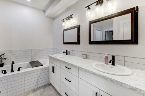 149 10 Avenue Se, Drumheller, AB - Indoor Photo Showing Bathroom