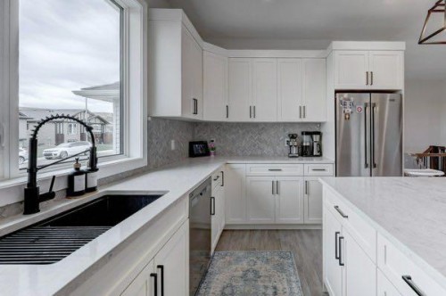 149 10 Avenue Se, Drumheller, AB - Indoor Photo Showing Kitchen With Upgraded Kitchen