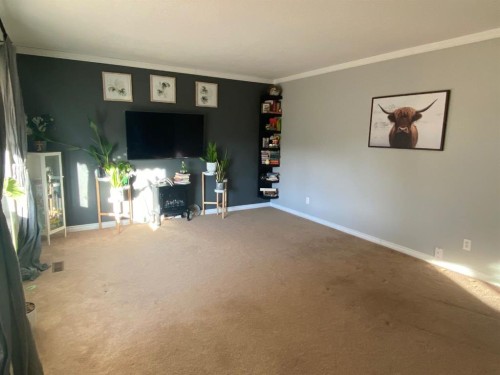 208 4 Avenue West, Hanna, AB - Indoor