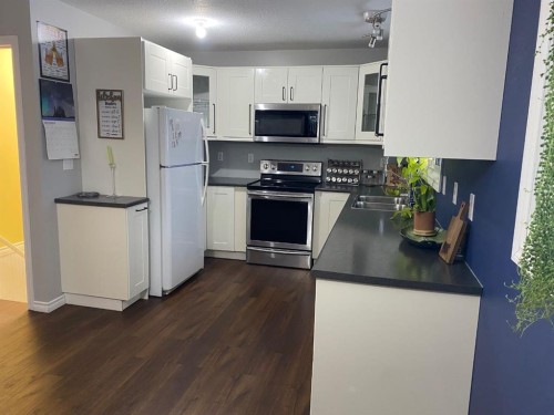 208 4 Avenue West, Hanna, AB - Indoor Photo Showing Kitchen