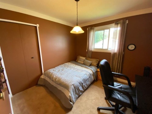 208 4 Avenue West, Hanna, AB - Indoor Photo Showing Bedroom