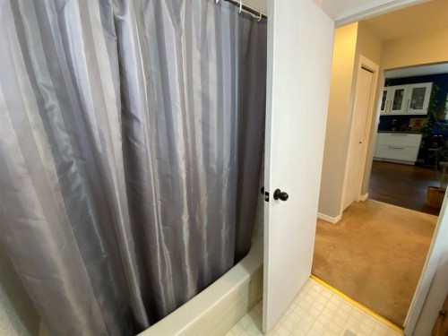 208 4 Avenue West, Hanna, AB - Indoor