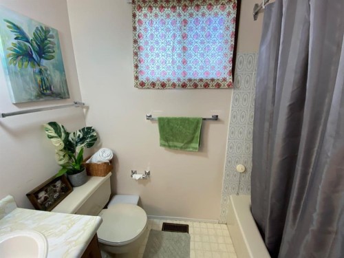 208 4 Avenue West, Hanna, AB - Indoor Photo Showing Bathroom