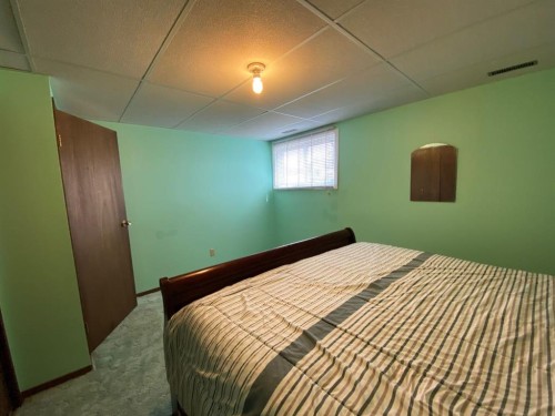 208 4 Avenue West, Hanna, AB - Indoor Photo Showing Bedroom