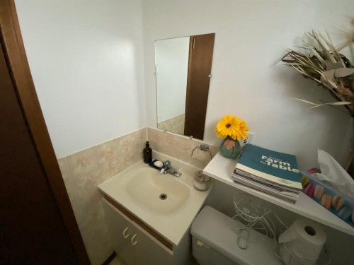 208 4 Avenue West, Hanna, AB - Indoor Photo Showing Bathroom