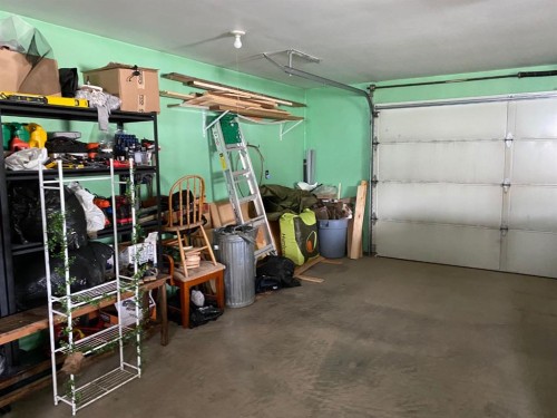 208 4 Avenue West, Hanna, AB - Indoor Photo Showing Garage