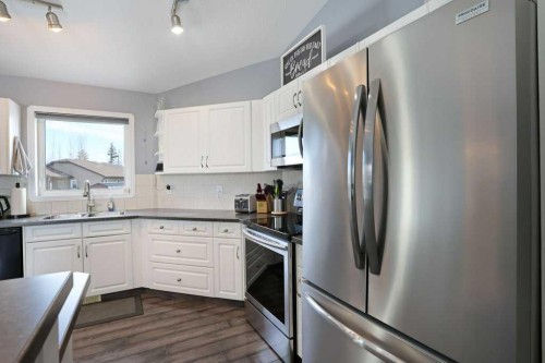 36 Laura Place, Duchess, AB - Indoor Photo Showing Kitchen With Upgraded Kitchen