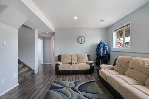 36 Laura Place, Duchess, AB - Indoor Photo Showing Living Room