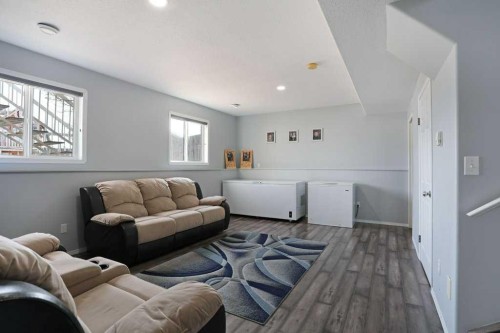 36 Laura Place, Duchess, AB - Indoor