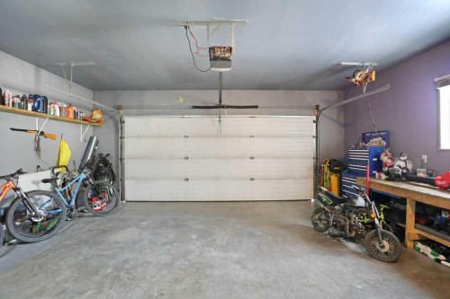 36 Laura Place, Duchess, AB - Indoor Photo Showing Garage