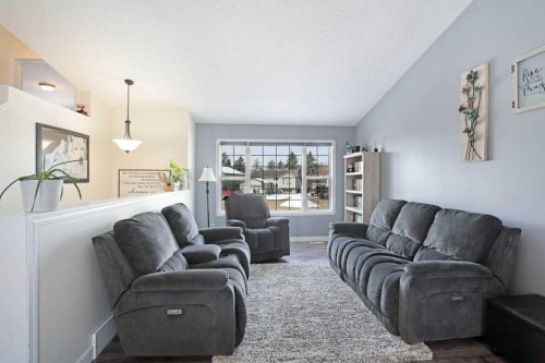 36 Laura Place, Duchess, AB - Indoor Photo Showing Living Room