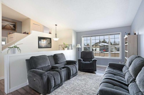 36 Laura Place, Duchess, AB - Indoor Photo Showing Living Room