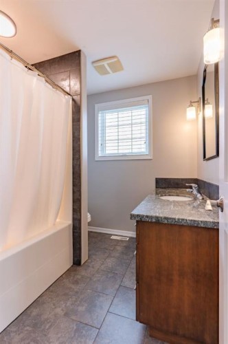 651 Greene Close, Drumheller, AB - Indoor Photo Showing Bathroom