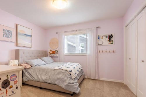 651 Greene Close, Drumheller, AB - Indoor Photo Showing Bedroom