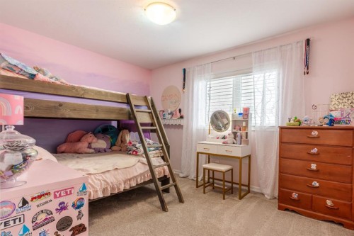 651 Greene Close, Drumheller, AB - Indoor Photo Showing Bedroom