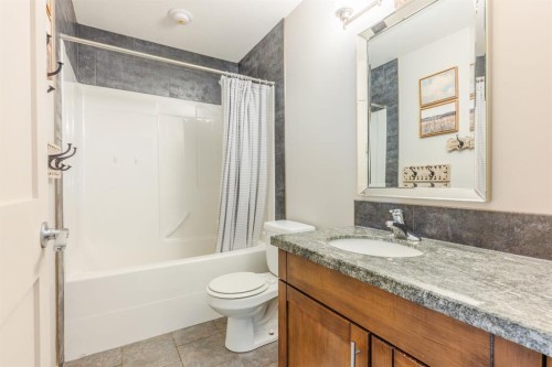 651 Greene Close, Drumheller, AB - Indoor Photo Showing Bathroom