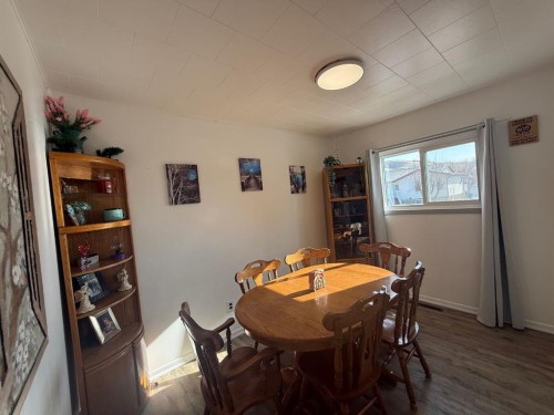 97 Villa Street, Drumheller, AB - Indoor Photo Showing Dining Room