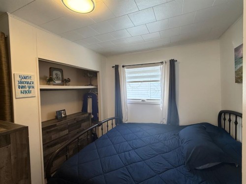 97 Villa Street, Drumheller, AB - Indoor Photo Showing Bedroom
