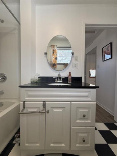 97 Villa Street, Drumheller, AB - Indoor Photo Showing Bathroom